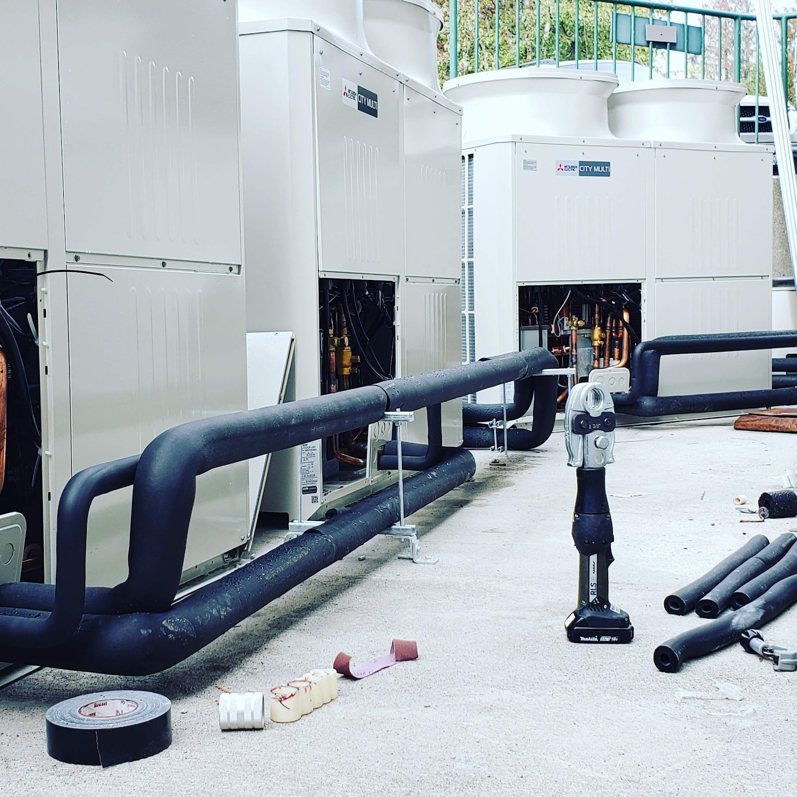 Commercial multi-unit heat pump array with insulated refrigerant lines during install